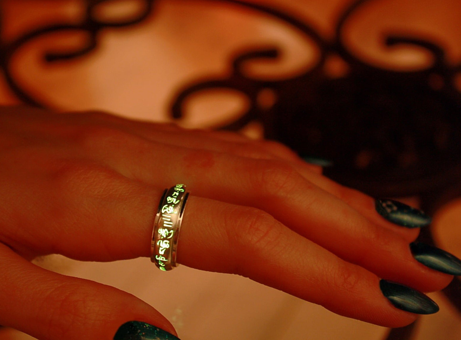 レビュー高評価の商品！ Glow / Ring Silver Hum Padme Mani Om in Spinner / Dark the アクセサリー